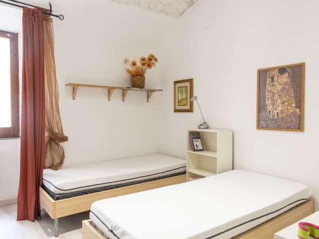 Camera in affitto in appartamento con 3 camere da letto a Roma