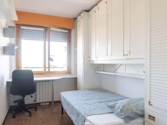 Camera in affitto in appartamento con 3 camere da letto a Roma