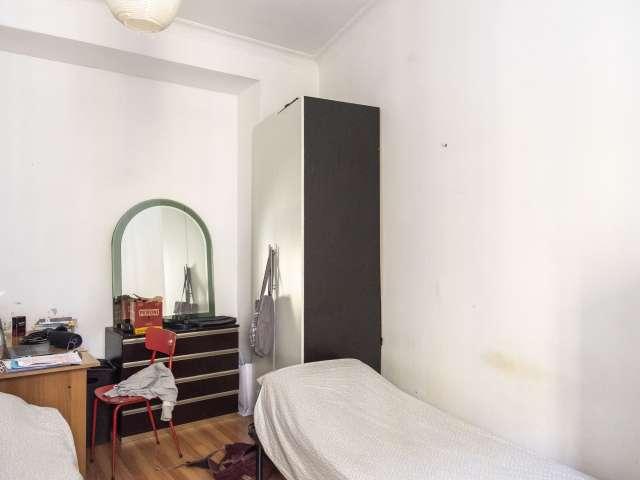 Camera in affitto in appartamento con 3 camere da letto a Roma