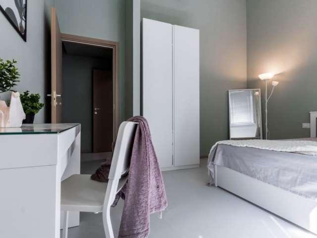 Camera in affitto in appartamento con 4 camere da letto a Barona, Milano