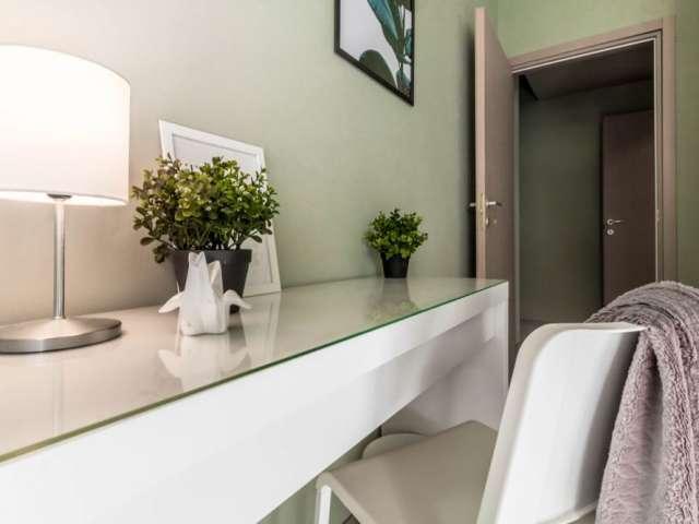 Camera in affitto in appartamento con 4 camere da letto a Barona, Milano