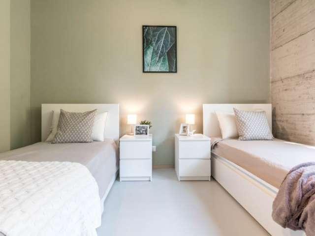 Camera in affitto in appartamento con 4 camere da letto a Barona, Milano