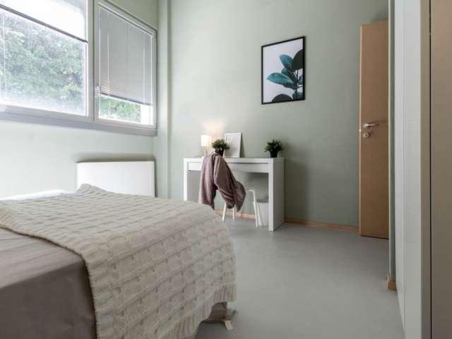 Camera in affitto in appartamento con 4 camere da letto a Barona, Milano