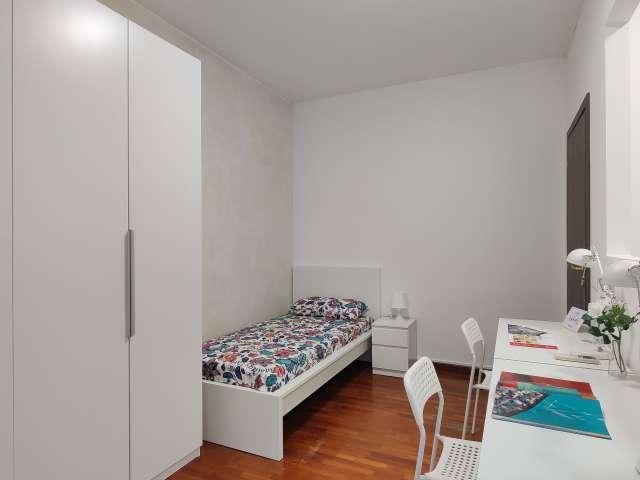 Camera in affitto in appartamento con 4 camere da letto a Milano