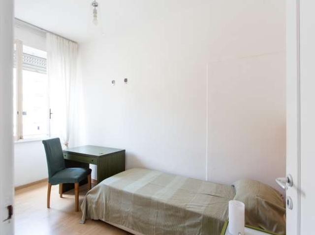 Camera in affitto in appartamento con 4 camere da letto a Milano