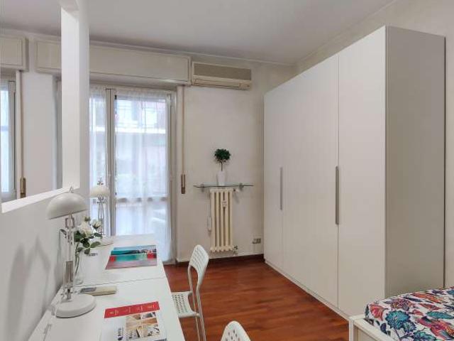 Camera in affitto in appartamento con 4 camere da letto a Milano
