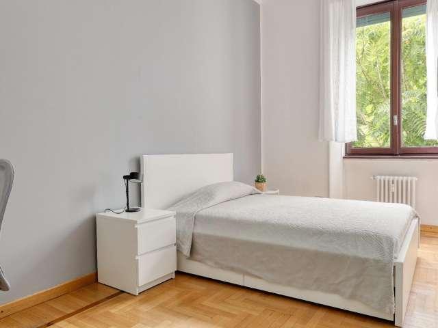 Camera in affitto in appartamento con 4 camere da letto a Milano