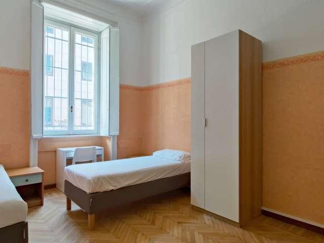 Camera in affitto in appartamento con 4 camere da letto a Milano