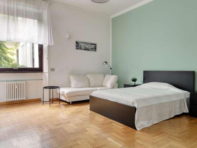 Camera in affitto in appartamento con 4 camere da letto a Milano