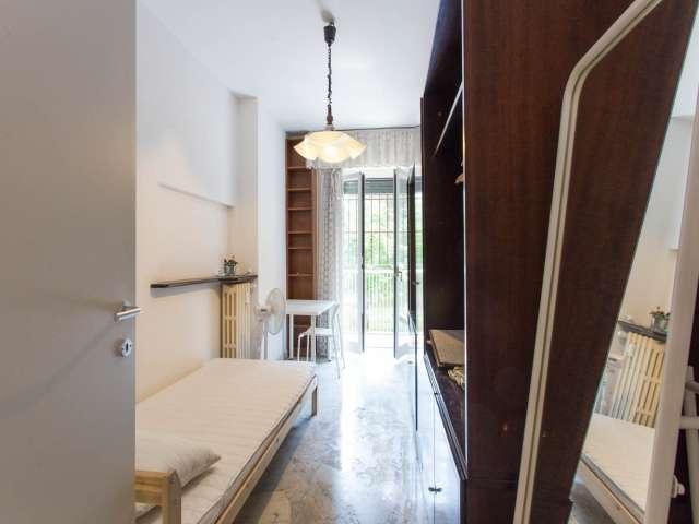 Camera in affitto in appartamento con 4 camere da letto a Milano