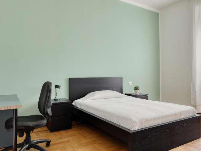 Camera in affitto in appartamento con 4 camere da letto a Milano