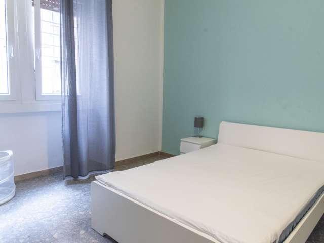 Camera in affitto in appartamento con 4 camere da letto a Roma