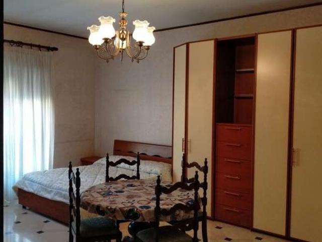 Camera in affitto in appartamento con 4 camere da letto a Roma