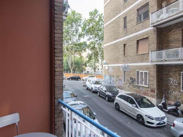 Camera in affitto in appartamento con 4 camere da letto a Roma