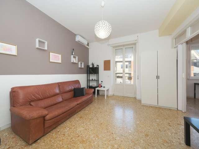 Camera in affitto in appartamento con 4 camere da letto a Roma