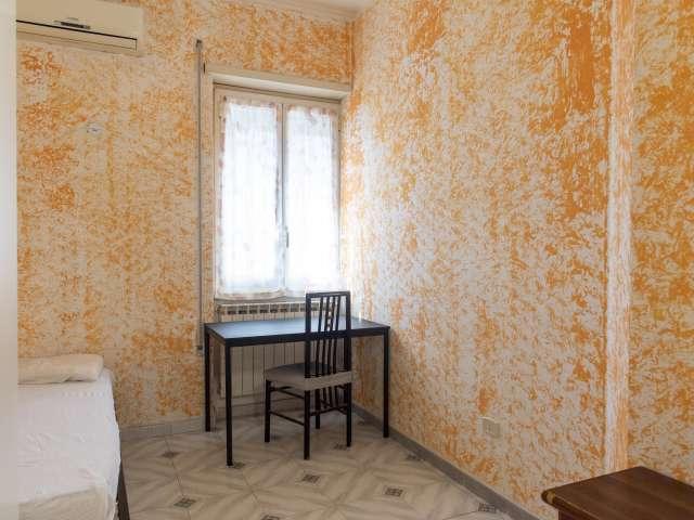 Camera in affitto in appartamento con 4 camere da letto a Roma