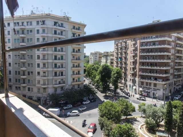 Camera in affitto in appartamento con 4 camere da letto a Roma