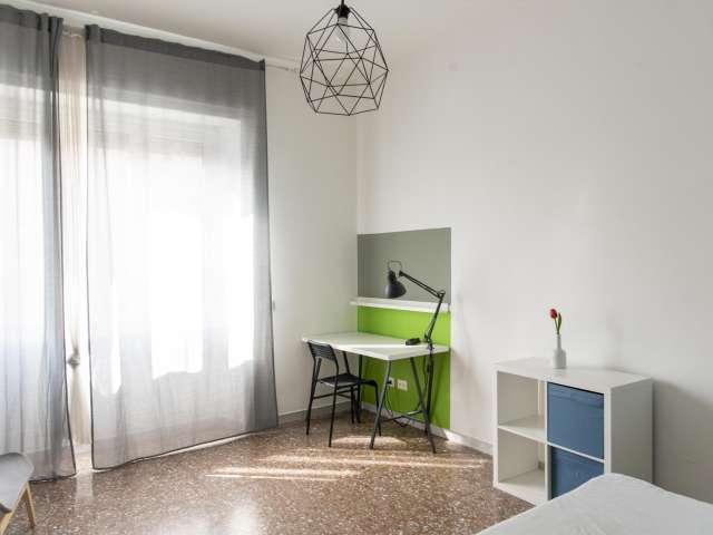 Camera in affitto in appartamento con 4 camere da letto a Roma
