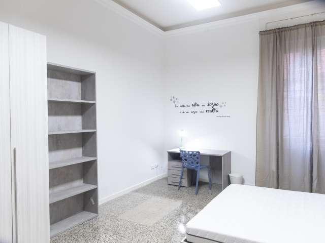 Camera in affitto in appartamento con 4 camere da letto a Roma