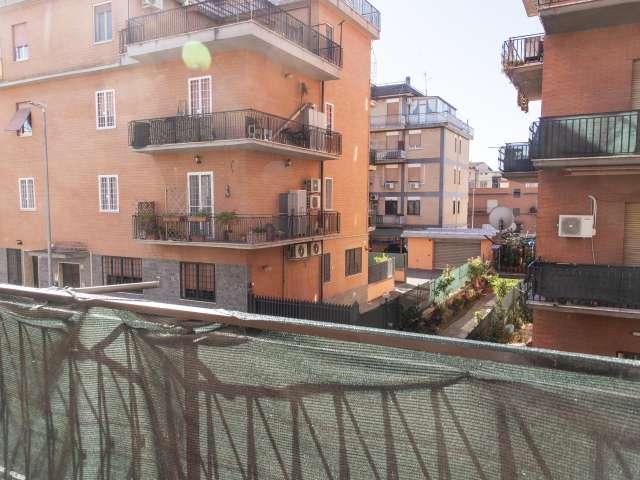 Camera in affitto in appartamento con 4 camere da letto a Roma