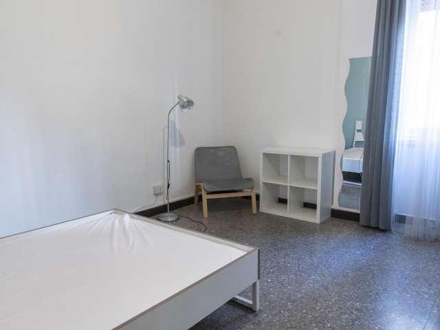 Camera in affitto in appartamento con 4 camere da letto a Roma