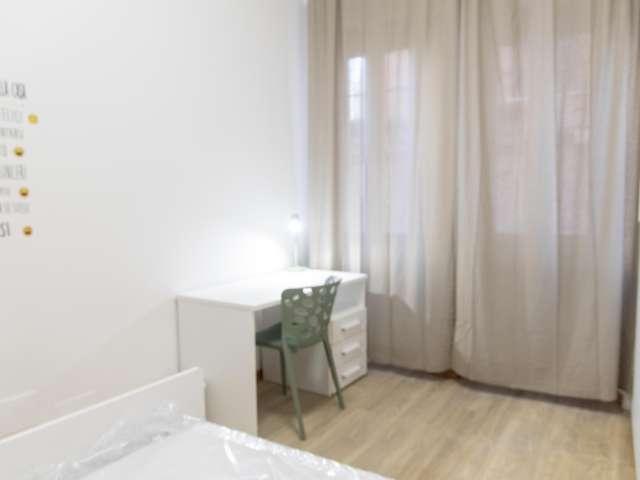 Camera in affitto in appartamento con 4 camere da letto a Roma