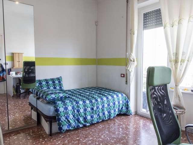 Camera in affitto in appartamento con 4 camere da letto a Roma
