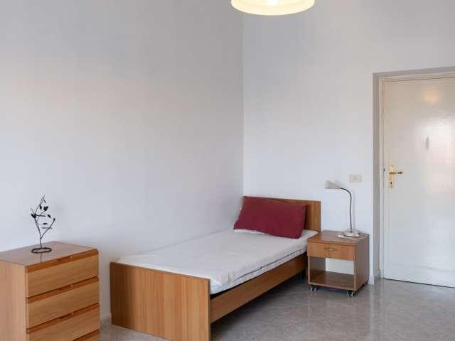 Camera in affitto in appartamento con 4 camere da letto a Roma, Tiburtino