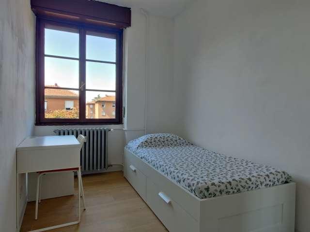 Camera in affitto in appartamento con 5 camere da letto a Milano