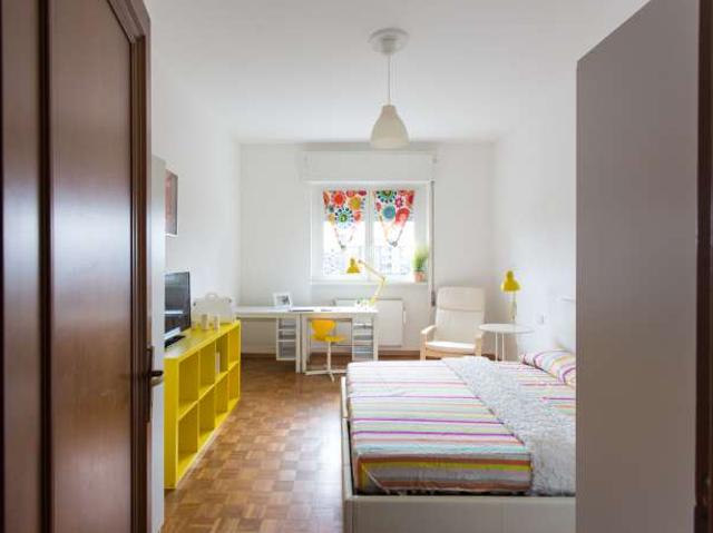 Camera in affitto in appartamento con 5 camere da letto a Milano