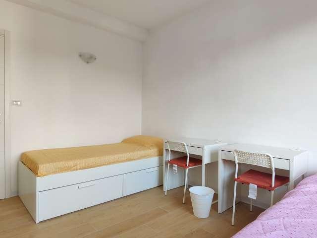 Camera in affitto in appartamento con 5 camere da letto a Milano