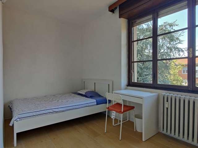 Camera in affitto in appartamento con 5 camere da letto a Milano