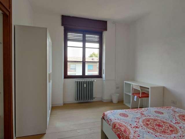 Camera in affitto in appartamento con 5 camere da letto a Milano