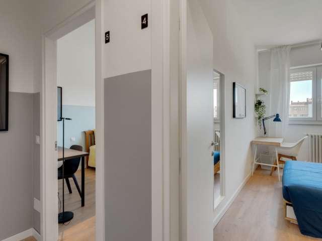 Camera in affitto in appartamento con 5 camere da letto a Milano