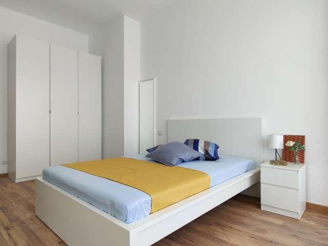 Camera in affitto in appartamento con 5 camere da letto a Milano