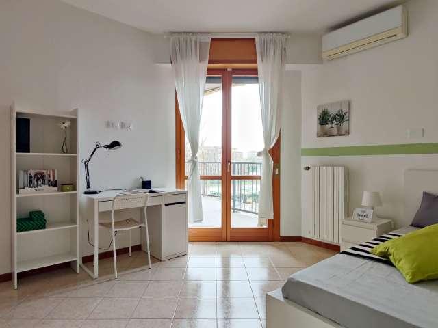 Camera in affitto in appartamento con 6 camere da letto a Milano