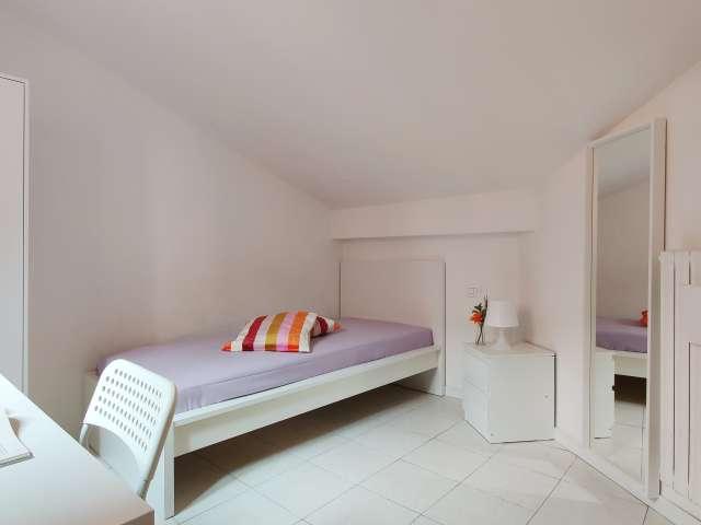 Camera in affitto in appartamento con 6 camere da letto a Milano