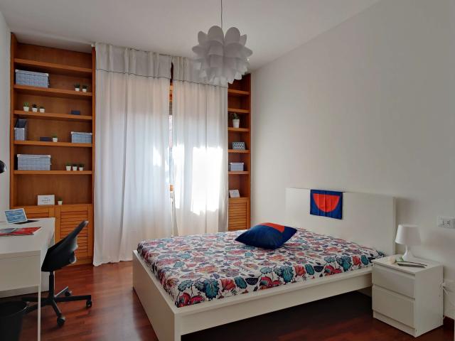 Camera in affitto in appartamento con 6 camere da letto a Milano