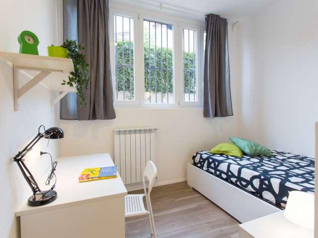 Camera in affitto in appartamento con 6 camere da letto a Milano