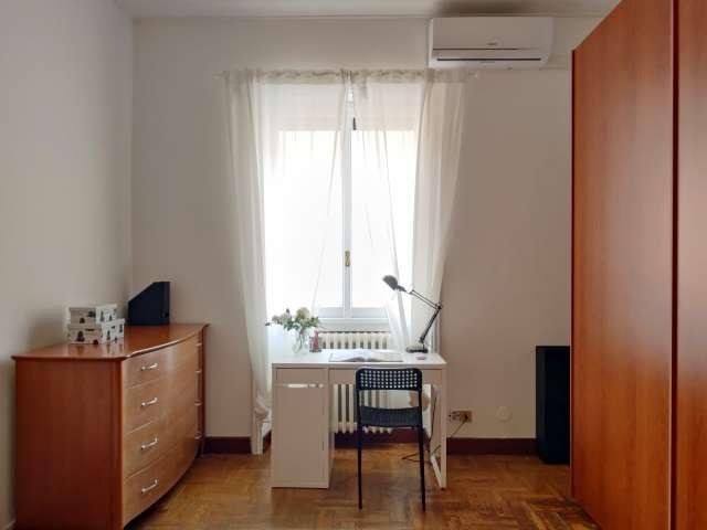 Camera in affitto in appartamento con 7 camere da letto a Milano