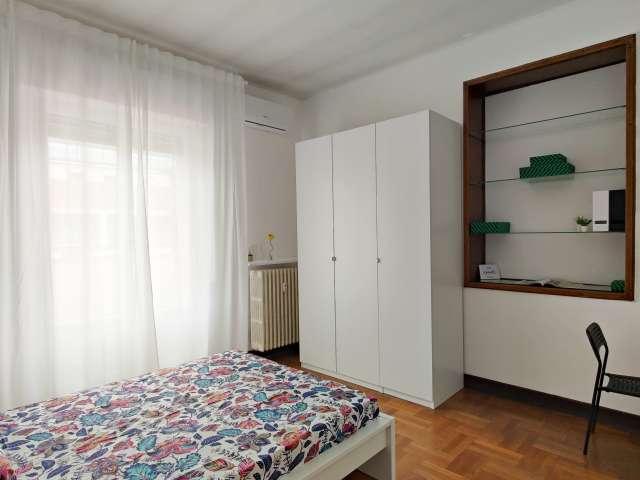 Camera in affitto in appartamento con 7 camere da letto a Milano