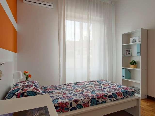 Camera in affitto in appartamento con 7 camere da letto a Milano