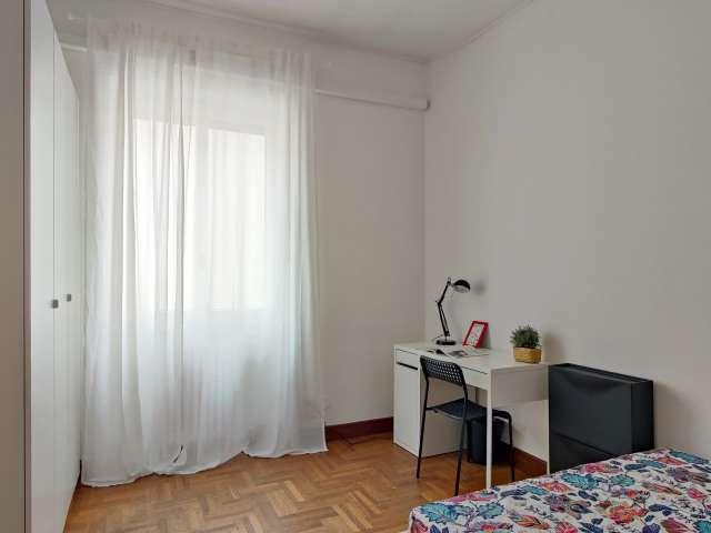 Camera in affitto in appartamento con 7 camere da letto a Milano