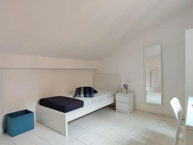 Camera in affitto in appartamento con 7 camere da letto a Milano