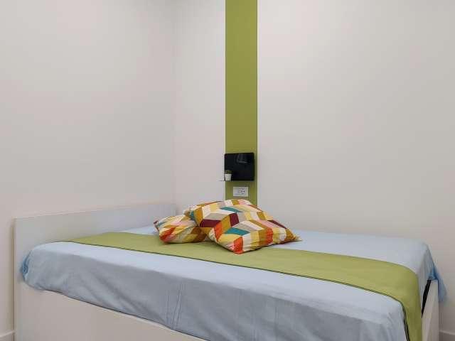 Camera in affitto in appartamento con 7 camere da letto a Milano