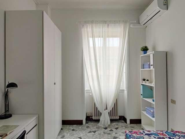 Camera in affitto in appartamento con 8 camere da letto a Milano