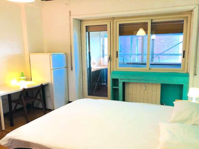 Camera in affitto in appartamento condiviso con 6 camere da letto a Marconi