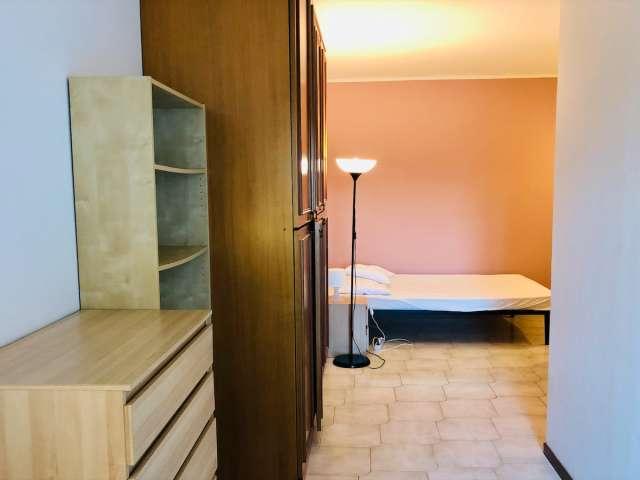 Camera in affitto in appartamento condiviso con 6 camere da letto a Marconi