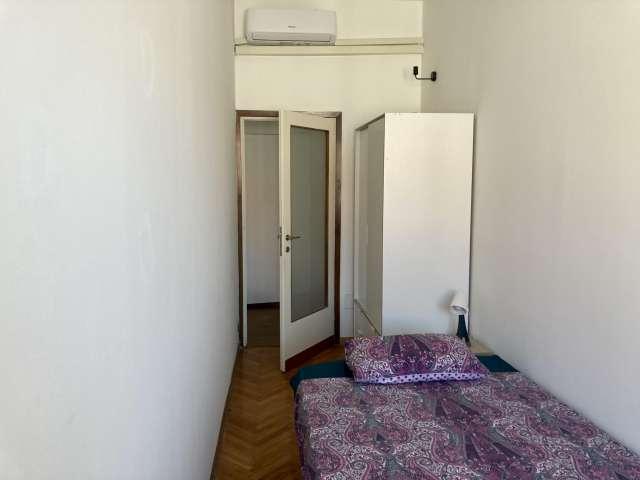 Camera in affitto in appartamento condiviso con 6 camere da letto, Duomo, Milano