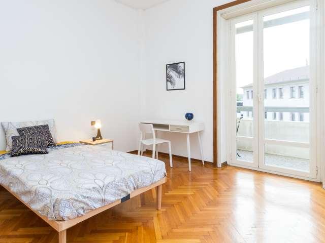 Camera in affitto in appartamento condiviso con 6 camere da letto, Duomo, Milano